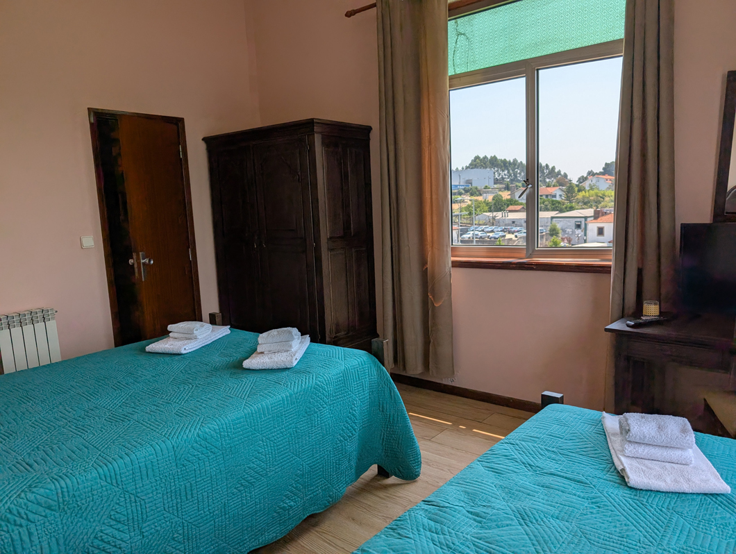 Foto 2, 1 x Cama de casal + 1 Cama solteiro | Catavento